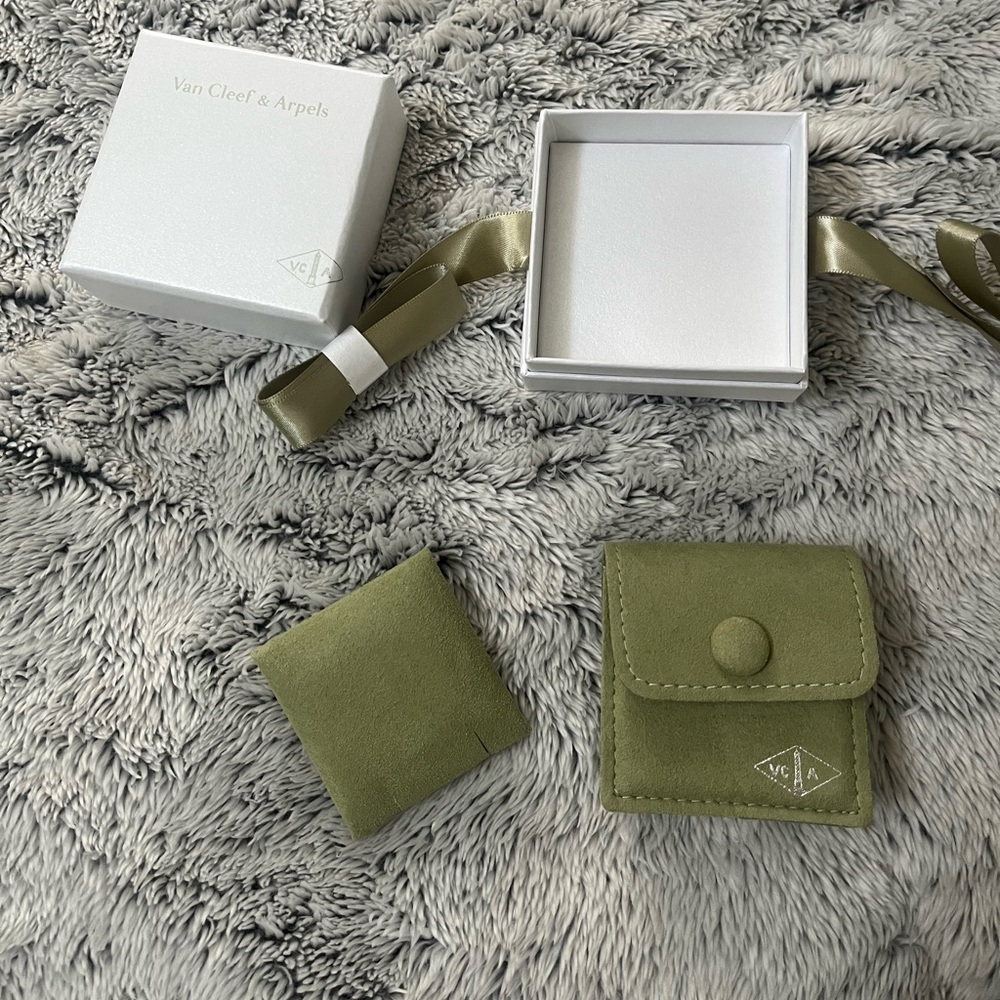 Van Cleef & Arpel necklace holder pouch with Box